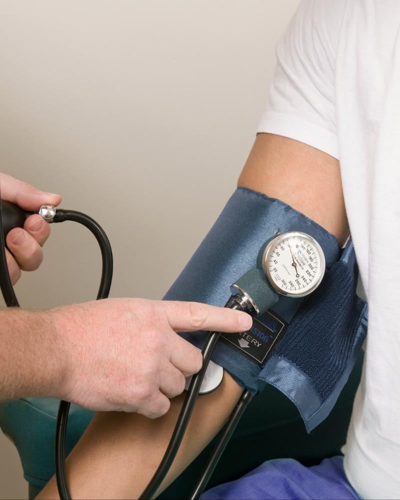 Aferição de pressão arterial em consulta cardiológica